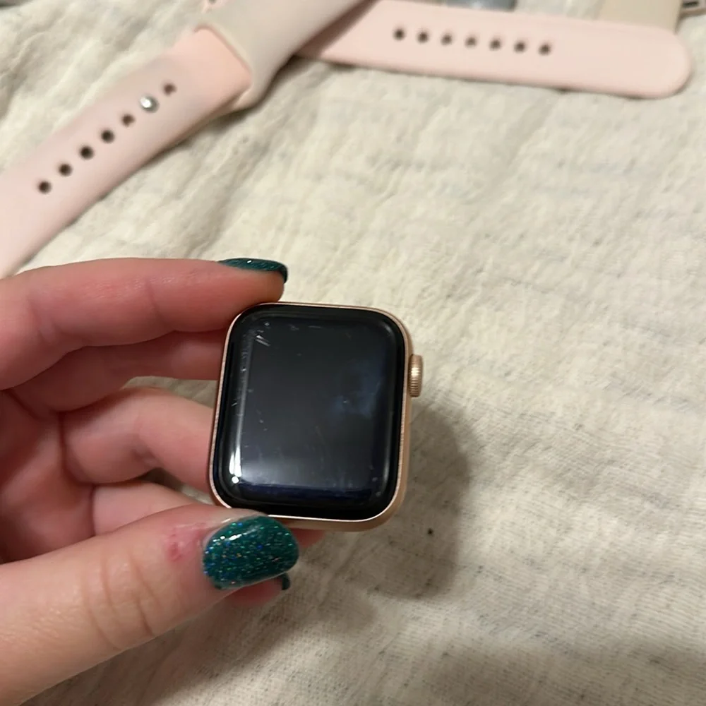 Apple Series 5 40mm Smartwatch Bundle